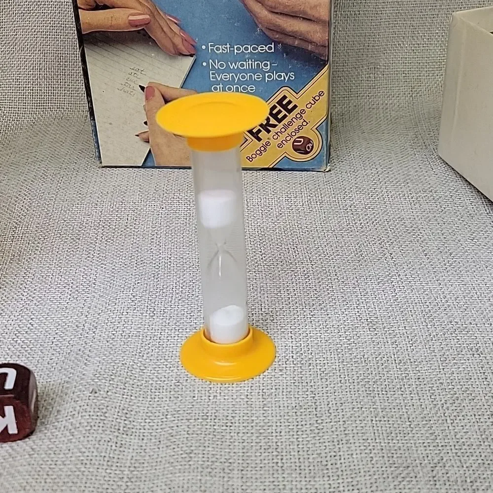 BOGGLE 3 minute word game parker brothers ( 1983 ) edition‎ complete. Red Boggle